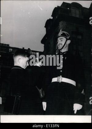 Le 26 février 2012 - un jour pour se souvenir. 12 ans honneur écolier Durand de Rogues ( près de Marseille ) prend une photo de l'un la Garde républicaine dans la cour de l'Elysée. ''C'est une journée pour se souvenir de '' dit le garçon. Gagnant, d'un écolier Photographie, concours, il a reçu un voyage à Paris et la permission d'aller à l'Elysée. Banque D'Images