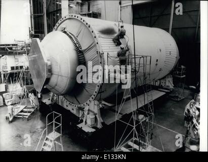 Le 26 février 2012 - Le Skylab prend forme : les techniciens à Huntington Beach, Californie, préparer une version de ce Skylab. La scène sera soumis à des vibrations, acoustique et des forces statiques comparables à ceux lors du lancement et de l'orbite. C'est une simulation de Skylab réel structurelles atelier dans lequel les équipages d'astronautes vont vivre et travailler pendant des périodes allant jusqu'à 56 jours en orbite autour de la terre. Atelier en cours de développement chez McDonnell Douglas, est prévue pour le lancement de 1972 comme première station spatiale. Étape d'essai est de 50 pieds de long, 21,7 mètres de diamètre et pèse 27 tonnes et demi. Banque D'Images