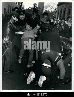 26 février 2012 - The Harmony Club, New York City : des membres de la militante Jewish Defense League ont rencontré la police tandis que Robert Strauss et Linowitze rencontraient des membres éminents de la communauté juive. Au Harmony Club. Banque D'Images