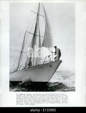 Le 26 février 2012 - navigation sur la Manche de Londres à Plymouth, le port de départ de son grand tour du mot voyage solo, Francis Chichester est illustré à la proue de son ketch Spongieuse IV. Aussi peint sur la proue de son bateau sont deux marques de laine de la chance ''yeux''. Tout au long du voyage au cours duquel 28 500 km Sydney sera son seul port d'appel, la spongieuse agira un ''test-lit flottant'' pour des produits de la laine. Banque D'Images