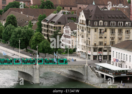 Traversée de tramway Mittlere Pont vers Klein Bâle, Suisse Banque D'Images