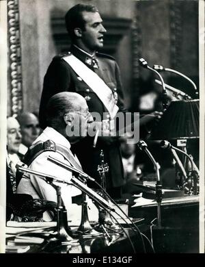 28 févr. 2012 - Le Prince Juan Carlos prête le serment d'allégeance au parlement espagnol Don Juan Carlos, 31 ans, nouvellement nommé Prince d'Espagne, a promis son allégeance indéfectible au Général Franco et aux principes fondamentaux du régime qu'il a été en tant que sorn éventuel successeur au chef de l'état et le futur roi d'Espagne, lors d'une cérémonie tenue au Parlement espagnol plus tôt cette semaine. La photo montre le général Franco écoute comme le Prince Juan Carlos swers le serment d'allégeance au cours d'une cérémonie tenue au Parlement espagnol à Madrid. Banque D'Images