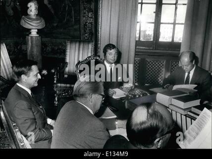 Le 26 février 2012 - Carl Gustaf, Prince héritier de Suède, a pour la première fois joué le roi pour le pays. Il s'est passé le 17 septembre 1971, lorsque son grand-père, le roi Gustaf, était sur son site archéologique annuel voyage en Italie. Au Conseil des ministres le prince Carl Gustaf pris beaucoup de décisions pour le pays. Au prince Gustaf's main droite se trouve le premier ministre Olof Palme et à côté de lui le ministre des Finances, Gunnar Strang. Au prince côté gauche voit le ministre des affaires étrangères, Christer Wikman. Banque D'Images