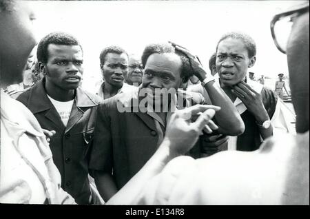 Le 26 février 2012 - Ouganda : Dr.Obote Milton Obote, Président de l'Ouganda d'être accueillis par les gens de l'Ouganda à son retour de Tanzanie. Banque D'Images