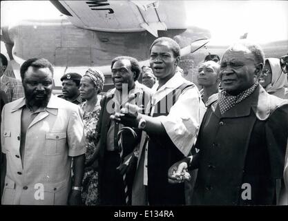 Le 26 février 2012 - Obote revient à l'Ouganda : à Mbarara airship Dr. Milton Obote sur son arrivée d'être accueillis par de gauche : le commissaire de district de la région-du-Aurangerang Aurangaranga ; Obote, Bushenyi Président A.K Tiberondwa et le Vice-président de U.P.C. Babiha Dr J.K. Obote sont arrivés en Tanzanie airforce Baffallo transporteur. Banque D'Images