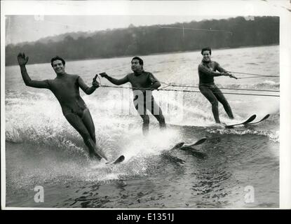 Le 26 février 2012 - Wyatt Earp essaie de nouveau d'eau en caoutchouc mousse Ski combinaison ; Hugh O'Brien de l'acteur qui joue la télévision ''Wyatt Earp'' - Banque D'Images