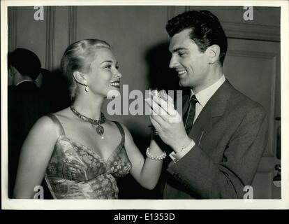 Le 26 février 2012 - Réception de Linda Christian. Une réception a eu lieu à l'hôtel Savoy de Linda Christian, qui est arrivé à l'aéroport de Londres, de faire un film ici avec Edmund Purdom, avec lequel son nom a été lié de façon romantique. Photo : Keystone montre- Linda Christian et Edmund Purdom, un toast au Savoy la réception. Banque D'Images