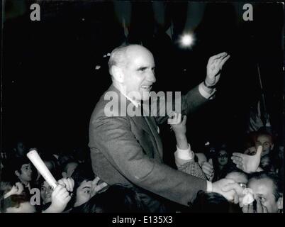 28 févr. 2012 - L'amiral Gino Birindelli, 60 ans, ancien commandant des Forces alliées de l'Europe du Sud et qui a été expulsé de Malte par le Premier Ministre Dom Mintoff, présente lui-même candidat à l'élection générale du 7 mai sous le drapeau de la MSI (Movemetn sociaux italiens comme le parti néo-fasciste) Photo montre l'amiral Gino, Birnidell sur les épaules de la MSI partisans après une réunion du parti. Banque D'Images