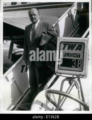 28 févr. 2012 - L'aéroport Idlewild, N.Y. -- 17 octobre - Le directeur de la Protection civile Val Peterson, est arrivé ici ce matin par TWA Super G Constellation de San Francisco à commencer une enquête sur les ravages causés par les tempêtes récentes à travers le nord-est. M. Peterson immédiatement à gauche par un avion de l'armée de l'air sur un vol de l'enquête sur la zone sinistrée avec le général Thomas Herren, commandant de la première armée. M. Peterson a déclaré aux journalistes qu'il établissait son siège social est à Hartford et y rester aussi longtemps qu'il était nécessaire. Il a dit ''Je suis prêt à jeter l'ensemble du gouvernement dans cette chose' Banque D'Images