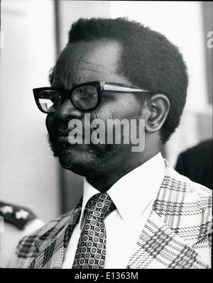 28 févr. 2012 - Oliver Tambo, Président de l'African National Congress. Né en 1917. Fait ses études à l'Université de Fort Hare. Interdit de participer à des réunions, 1954, 1959. Arrêté pour trahison, 1956. Libéré, 1957. Le Président adjoint de l'ANC, 1958. Le président, 1967. Chef de Mission de l'extérieur de l'ANC. Crédits : Camerapix Banque D'Images