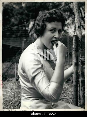 28 févr. 2012 - La duchesse de Kent et la Princesse Alexandra ; S.A.R. la duchesse de Kent et sa fille la princesse Alexandra wre à voir ce matin à leur domicile à l'Iver, Bucks. Photo montre la Princesse Alexandra bénéficie d'une fraise à Coppins ce matin. Banque D'Images