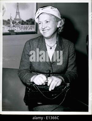 28 févr. 2012 - L'aéroport Idlewild, N.Y., 14 Novembre - noté femme pilote Jacqueline Cochran est montré après son arrivée ici ce Banque D'Images