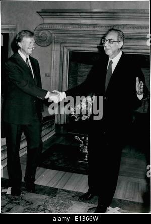 28 févr. 2012 - Le Président Jimmy Carter est accueilli par le Premier ministre italien Francesco Cossiga à sa résidence officielle à Rome. Banque D'Images