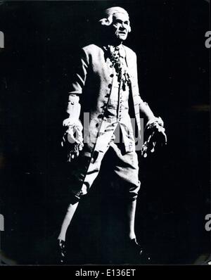 28 févr. 2012 - Janvier 1980 Paul Scofield dans Amadeus à l'Olivier Theatre. La production nationale de théâtre de Peter Shaffer's new play Amadeus à l'Olivier Theatre, South Bank, Londres. Réalisé par Peter Hall à la conception et à l'éclairage par John Bury, la musique de Mozart et Salieri. Montre Photo : Paul Scofield qui prend la partie d'Antonio Salieri dans le jeu. Banque D'Images