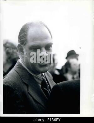 28 févr. 2012 - H.James Scheuer, le membre du Congrès (démocrate) de new york le jour de la Saint Patrick, le 17 mars 1972. Banque D'Images