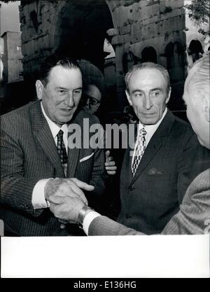 28 févr. 2012 - L'Argentine l'ancien président Juan Domingo Peron est arrivé aujourd'hui à Rome depuis Madrid et adressées à Buenos Ayers après 17 ans d'exil. Il est accompagné d'acheter sa femme Isabel. Photo montre : Le Général J.D. Peron arrivant à l'hôtel. Banque D'Images