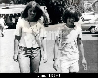 28 févr. 2012 - Caroline et John-John Kennedy, les enfants de feu le Président Kennedy et Jackie Onassis à pied le long des rues d'Athènes inaperçu. Banque D'Images