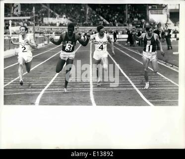 29 février 2012 - Fin de la 400 mètres. Vincent Matthews (NO3) de Queens, New York, coupe la bande à gagner la course de 400 mètres dans la Grande-bretagne c. États-Unis Athlétisme RA réunion au White City Stadium, Londres, aujourd'hui, le 12 août. Matthews a remporté en un temps de 45,7 secondes avec Lee Evans de Madara, Californie (NO1) à venir dans un deuxième temps de 46,7 secondes, troisième est Colin Campbell (NO2) d'Angleterre dans un temps de 47,6 secondes et la quatrième était Jim Robertson (NO4) d'Angleterre dans un temps de 48,0 secondes. Banque D'Images