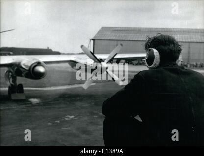 29 février 2012 - produisant le Vickers Viscount : WEAing casque antibruit comme une protection contre le bruit, l'examinateur Propellor étudie le régime d'un nouveau Viscount alors qu'il subit des tests de moteur sur le tarmac à Hurn, Hampshire. Banque D'Images