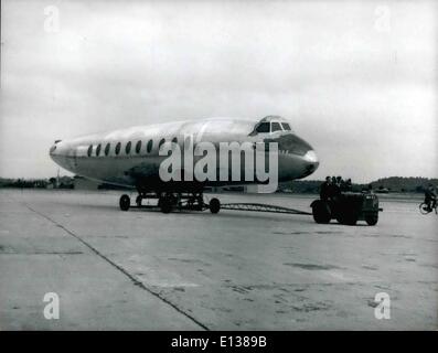 29 février 2012 - La production de la Vickers Viscount : ressemblant à un énorme sceau le corps d'un Vicomte est transférée du porte-manteau où le corps a été construit pour un autre hangar où l'étape suivante dans l'assemblage aura lieu. Banque D'Images