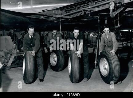 29 février 2012 - La production de la Vickers Viscount : Quatre hommes avec quatre grandes roues. Ils sont pour l'un des Vicomtes à bientôt Banque D'Images