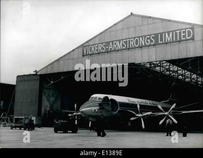 29 février 2012 - La production de la Vickers Viscount : l'Australie veut vicomtes trop, et ici c'est un des premier de cinq compagnies aériennes-Trans-Australia Vicomtes menant son hangar à Hurn, Hampshire Pour contrôles du moteur. Banque D'Images