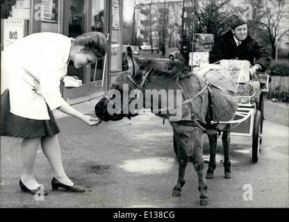 29 février 2012 - Munich Erich résident Sutor a une automobile d'un autre genre... Partout où il va avec sa ''Une'' voiture à cheval, les enfants le suivent dans les rues comme s'il était le joueur de flûte de Hamelin. ''Mecki'' ne peut pas vraiment comparer à la vitesse d'une sportive c Banque D'Images