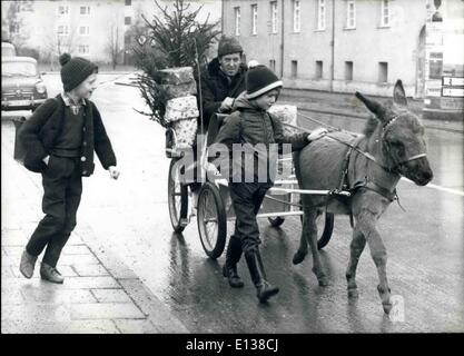 29 février 2012 - Munich Erich Sutor résident dispose d'un véhicule d'un genre complètement ''différente.'' où il va avec sa ''Une'' l'âne et le panier, les enfants suivre comme s'il était le joueur de flûte de Hamelin. Quand il s'agit de vitesse mais, ''Mecki'' rivaux ni une voiture de sport Banque D'Images