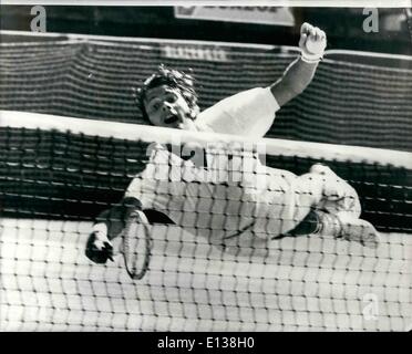29 février 2012 - Du grand tennis photo d'action. Bill Lloyd, de Sydney, Australie, vole dans l'air avec la plus grande facilité qu'il essaie de revenir d'un coup de cour de la Russie par les semences no 1, Alex, Meterveli au cours de la récente Nouvelle Galles du Sud à Sydney Championnats Open de Tennis. Banque D'Images