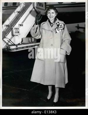 29 février 2012 - L'aéroport Idlewind, N.Y., 31 janvier. Notre charmant ambassadeur en Italie, Clare Booth Luce, des vagues à ses amis avant de monter à bord d'un Constellation Super G TWA à Londres. Mme Luce sera absent pour trois semaines à Londres, Paris et Rome pour affaires officielles. Lorsqu'elle revient de ce voyage, elle accompagnera le président italien, Giovanni Gronchi, lors de sa première visite officielle aux États-Unis, le 27 février. 14 mars. Banque D'Images