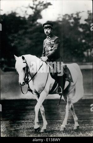 29 février 2012 - L'Empereur Hirohito sur son cheval reviews ses troupes défilent devant le Palais Impérial à Tokyo avant de partir pour l'étranger. Banque D'Images