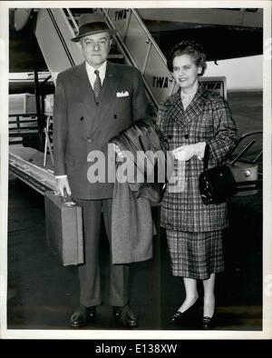 29 février 2012 - NEW YORK), le 31 mai - L'ambassadeur des Etats-Unis en France Amory Houghton et Mme Hougton est arrivé via l'Ambassadeur TWA de Paris pour une brève visite de nous. Après avoir passé le week-end à son Corning, N.Y. Home, l'Ambassadeur s'entretiendra avec les représentants de Washington sur la crise française et de retour à Paris mercredi prochain. Banque D'Images
