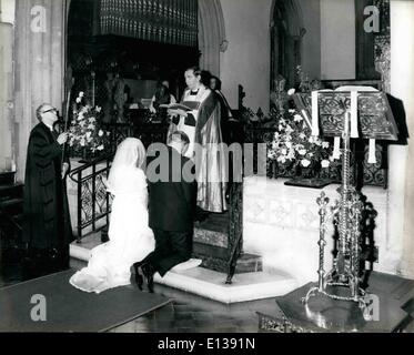 29 février 2012 - Rev John Pelling est un vicaire en grande demande, ici il est officiant à un mariage dans son Église, Christ Church, Victoria Road, Kensington. Banque D'Images