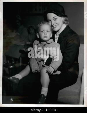29 février 2012 - L'aéroport Idlewild, N.Y. 25 mars - Actrice Jan Sterling et son 16-month-old fils, Adams, sont présentés après leur arrivée ici ce matin Via Twa de Los Angeles. Ils sont ici pour passer un peu de temps avec Mlle sterling le mari, Paul Douglas, qui est en vedette dans une pièce de Broadway. Banque D'Images