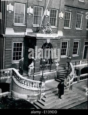 29 février 2012 - Collège d'armes : l'entrée du College of Arms de la reine Victoria Street. Construit par Wren en 1683 sur la place de l'ancienne maison de Derby. Tous les jours il y a un devoir d'Herald de répondre aux demandes de renseignements du public et sa bannière bangs à l'extérieur du Collège. Banque D'Images