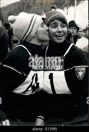 29 février 2012 - Français Sker Christine soeurs Goitschel remporte la course de slalom spécial olympique ; hier, à Innsbruck, le skieur français Christine Goitschell remporte les Jeux Olympiques Speicla course de slalom. Deuxième était sa plus jeune soeur Marielle soeurs Goitschel. Photo montre Christine soeurs Goitschel (à gauche) embrasse soeur Marielle après avoir terminé premier et deuxième o les Jeux Olympiques course de slalom spécial. Banque D'Images