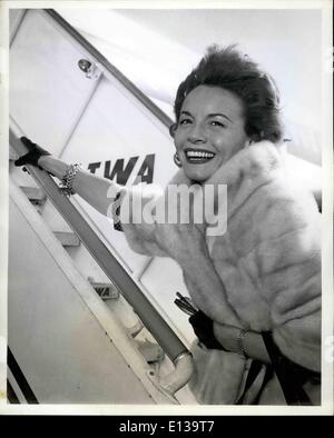 29 février 2012 - L'Aéroport International de New York), 22 novembre. Star TV vent Janet Blair est pris par le photographe comme elle se précipite sur la rampe d'un avion de la TWA à destination de Los Angeles. Le revêtement rose star sera la tête de Chevy de dimanche prochain spectacle. Banque D'Images