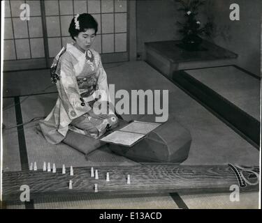 29 février 2012 - Une Japonaise enregistre une chanson sur le lecteur de synchro. Un papier qui parle inventé au Japon : Le professeur Yasushi Hoshino du l'Institut de technologie de Tokyo au Japon annonce une invention révolutionnaire un papier qui parle ! Le document intitulé 'la feuille "synchrone" est couché sur le dos avec un matériel d'enregistrement magnétique. L'avant du papier contient des images et des mots. Quand la feuille de papier est placée sur le lecteur de synchro et reproduit les textes et photos figurant sur la face avant sont transférés en sons Banque D'Images