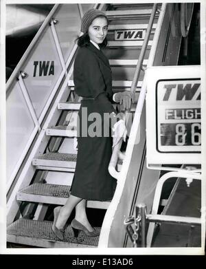 29 février 2012 - L'aéroport Idlewild, N.Y., 13 septembre -- L'actrice Marisa Pavan, sur la route de Londres à apparaître à la télévision britannique à bord d'un avion de la TWA ici aujourd'hui. Elle va jouer dans ''hasard'', écrit par son mari, Jean Pierre Aumont, qui sera également star. Banque D'Images