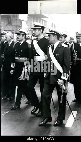 29 février 2012 - avec l'Argentine se souvient de sa fierté nationale. Buenos Aires, Argentine, le 25 mai 1976 : Ce jour appelé ''25 de Mayo n''a été célébrée pour la première fois depuis la chute de l'ragime péroniste. Il mémorise chaque année, le jour où en 1819, l'Argentine avait son propre premier gouvernement après qu'il était auparavant une colonie. Acyualy l'Argentine est régie par une junte militaire démocratique et les chefs du gouvernement assistaient les célébrations principales à Plaza de Mayo où sont-siurated le Goverment House et le Metropolitan Cahtodral où le Tedeum a eu lieu. Banque D'Images