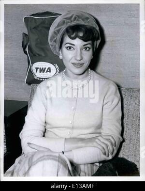 29 février 2012 - L'aéroport Idlewild, N.Y., 10 janvier -- la garniture de Maria Callas est photographié avant d'embarquer sur un vol TWA à St Louis pour remplir un engagement de chant. Mlle Callas, un grand voyageur qui hier encore nous revenons de l'Italie, sera de retour avec nous demain soir. Banque D'Images