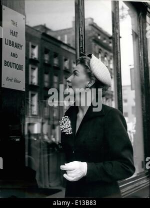 29 février 2012 - Chapeaux illimité : La fille qui veut aller à la Fleur d'afficher la bibliothèque : Mlle Gloria Reed arrive à la bibliothèque dans la rue George, à trouver un nouveau chapeau à porter pour sa visite à Chelsea. Banque D'Images