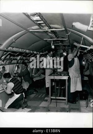 29 février 2012 - La production de la Vickers Viscount. Au travail à l'intérieur de l'un des Vicomtes à Hurn, Hampshire. Les grands hublots sont montés d'un autre Vicomte est presque terminée. Banque D'Images