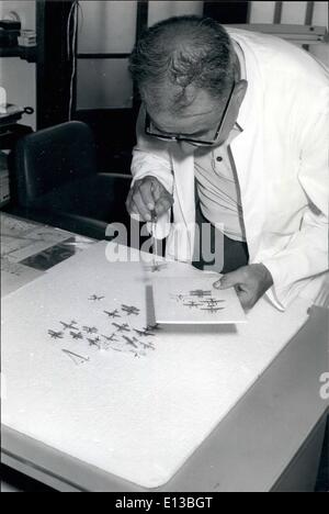 29 février 2012 - Plan modèle amateur est médecin : 68 ans, médecin, Dr Shigezo, Yazaki est enthousiaste pour réaliser des mini-plans. Son hobby en rendant les avions ont commencé en 1939 et aujourd'hui plus de 700 mini et micro mini avions ont été occuper sa salle de consultation à Yokohama. La comparaison avec les images et photos réalisées sur les journaux et magazines, le Dr Yazaki établit un plan, coupe les bouts de bois en forme, colle-les fermement et puis mettre une touche finale avec sandpapers et peinture. Son modèle d'avions allaient à la dernière qui flyed Concorde ont récemment à Tokyo. La photo montre le Dr Banque D'Images