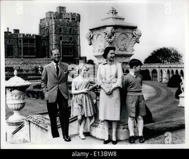 29 février 2012 - LA REINE AVEC SA FAMILLE AU CHÂTEAU DE WINDSOR. La Famille royale sur le dessus de la terrasse est le Brinawick avec Garden State Tower en arrière-plan Banque D'Images