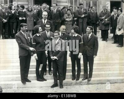 29 février 2012 - Le Premier ministre reçoit les Jeux Olympiques d'équipe : le premier ministre français Georges Pompidou reçu à déjeuner ce matin à l'Hotel Matignon à Paris les membres de l'équipe des Jeux Olympiques d'hiver qui a remporté de nombreux lauriers à Innsbruck. En dehors du Palais de Matignon, f. g.à d. Leo : Lacro IX, 2e de la course de descente, Christine soeurs Goitschel, vainqueur de la course de slalom spécial, François Bonleu gagnant de la course de slalom géant, M. Pompidou, Marielle soeurs Goitschel, vainqueur de la course de slalom géant et Alain Calmat, 2e de la compétition de patinage artistique se tenir autour de skieur Guy Perillat. Banque D'Images