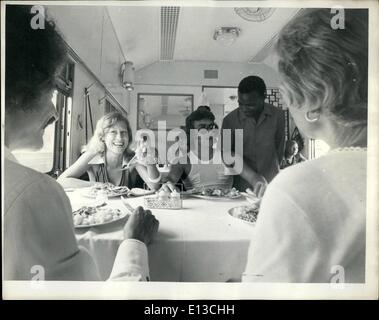 Mars 02, 2012 - ''Grand Uhuru Railway'', En Route- Intérieur de voiture-restaurant sur les grands chemins de Uhuru. Dans des tons de bleu et Buff comme l'Ensemble de train, la location de salle à manger chambre principale à Four-Person 12 Sièges Tables Diners le long d'un côté de la voiture, et 6 Dîners au Tables deux personnes le long de l'autre côté de la voiture. Une plus petite chambre attenante quatre sièges à deux personnes Plus Diners petites tables. Banque D'Images