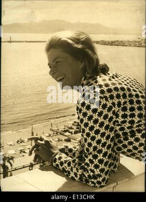 29 février 2012 - Cannes ; trente films pour le Président, Ingrid Bergman ; en tant que Président du Jury International Le jury du festival de Cannes s'ouvre aujourd'hui. la célèbre actrice, Ingrid Bergman, devrait pleinement profiter de la trentaine de films sélectionnés, représentant les 14 nations contributrices de ce festival de l'année. Photo montre Bergman sur son balcon chambre d'hôtel Cannes. Banque D'Images