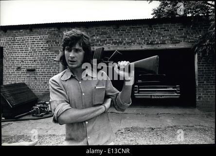 Mars 02, 2012 - La Rhodésie : Ce jeune fermier rhodésien blanc, 24 ans Hoack de Rodney dans sa ferme en Rhodésie du Nord -- il porte toujours une arme à feu chargée. Banque D'Images