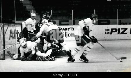 Mars 02, 2012 - Le Championnat du Monde de Hockey sur glace, Stockholm, 1970 Finland-Poland résultat : 4-0 après la défaite contre l'équipe finlandaise, soviétique aujourd'hui a remporté le match contre la Pologne et l'entraîneur finlandais affirme que l'équipe finlandaise sera mieux maintenant et que le centre finlandais Juhani Tamminen doit voler entre Stockholm et Abo à chaque match, puisqu'il avait à étudier en Abo. Photo montrant : le droit de l'avant n° 17 Tadeusz Obloj jouer seul avec rondelle alors que beaucoup de joueurs se bat en face de l'objectif. Banque D'Images